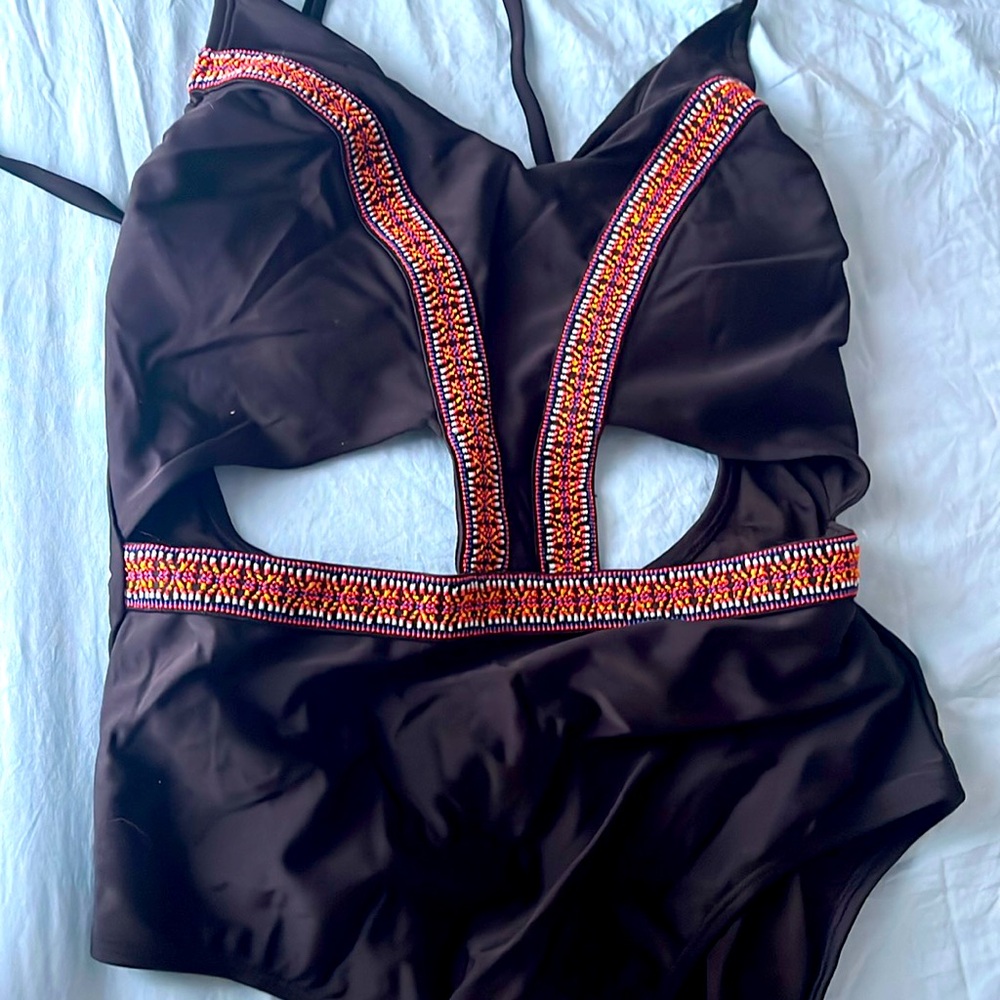 New embroidery monokini one piece swimsuit with cutouts